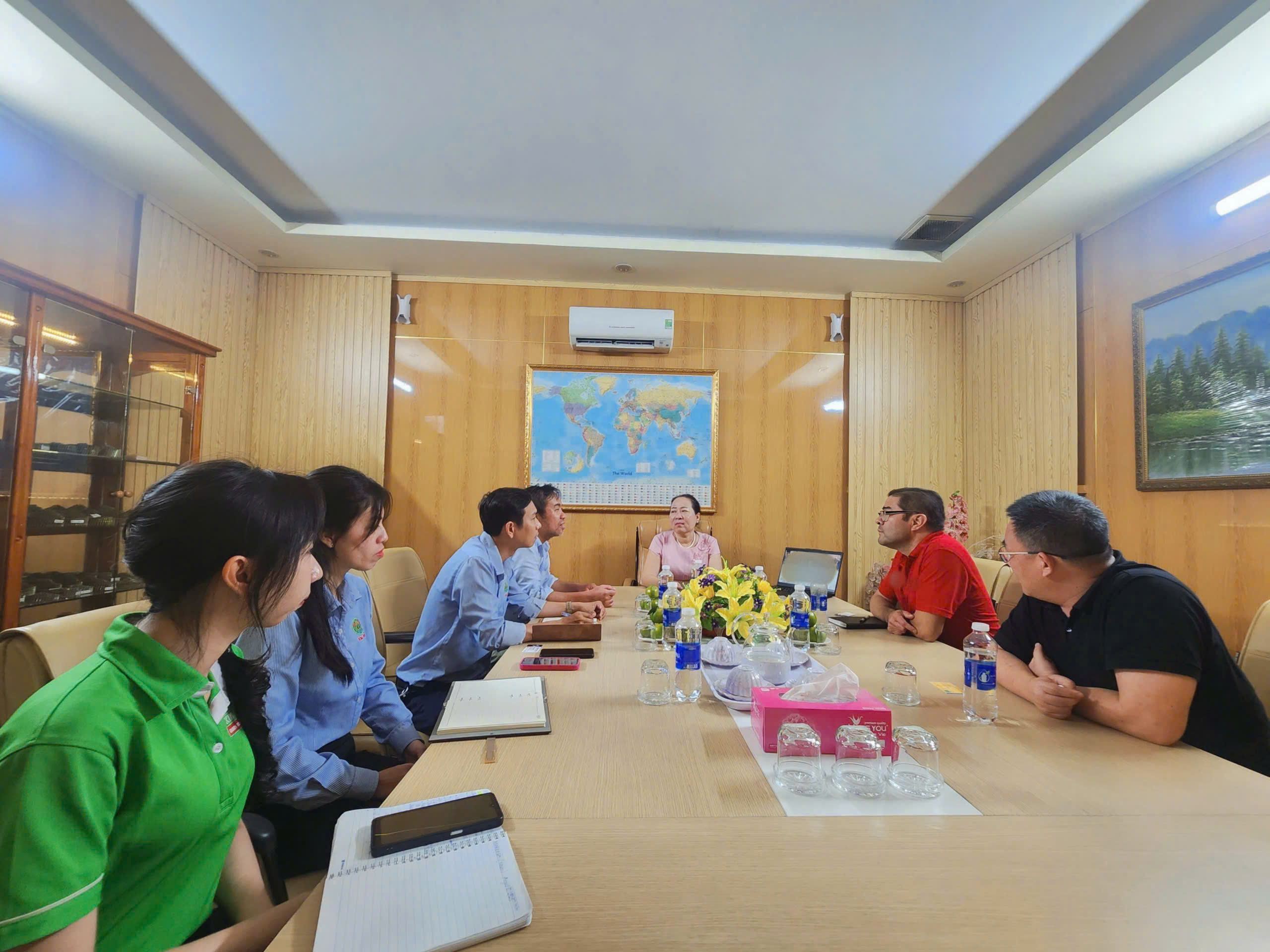 Kim Xuân tiếp đón khách hàng quốc tế